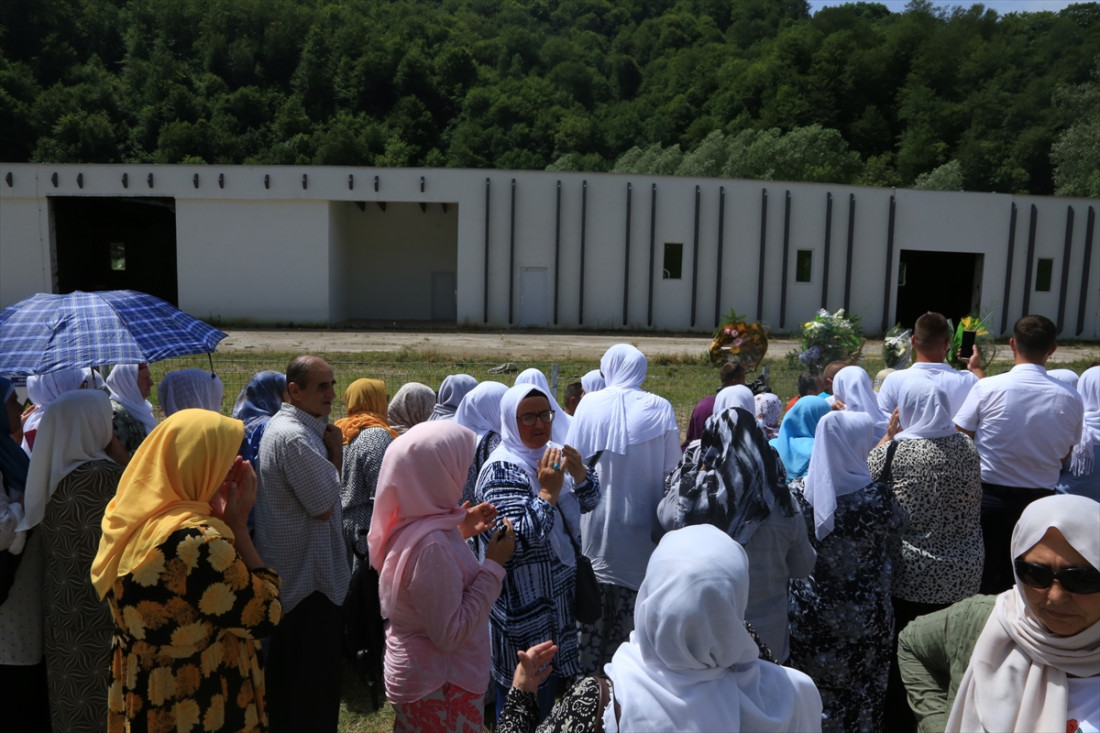 Dok Majke Srebrenice još tragaju za kostima najmilijih, nastavljaju se provokacije